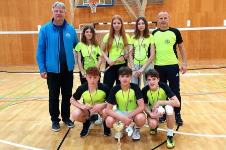 dp_Ekipa OŠ kozje  s trenerjem in ravnateljem 1